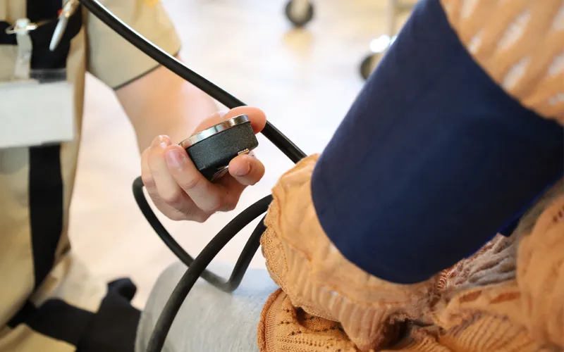 日々のバイタルチェック、血圧を計ります