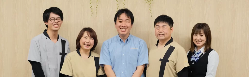 笑顔で出迎える施設スタッフ一同