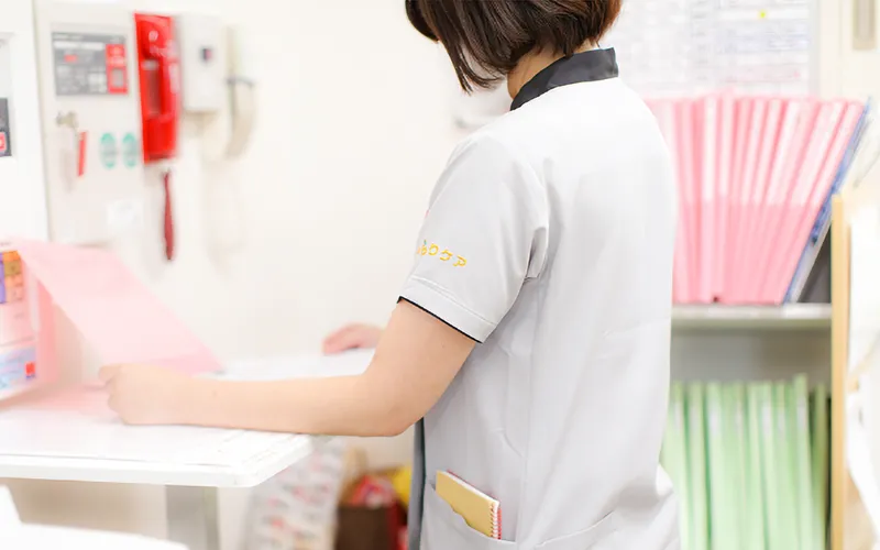 介護スタッフが利用者の手を握る様子