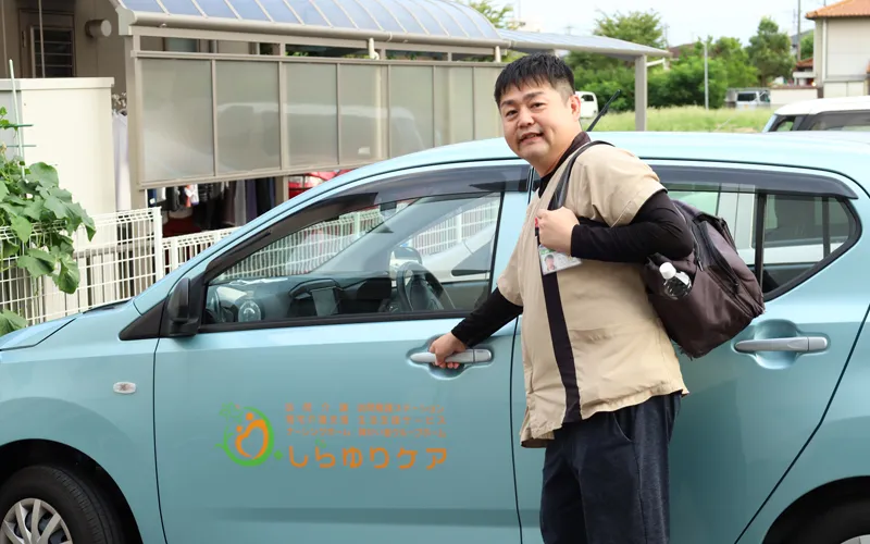 にこやかに挨拶する介護職員